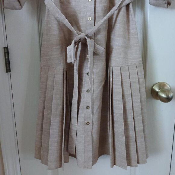 BNWT Tan button-down pleated dress with tie waist and 3/4 sleeves in size 6 - Picture 3 of 7